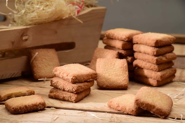 Comment réaliser des sablés aux amandes et confiture de framboises?